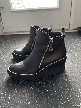 Wishbone boots plateform